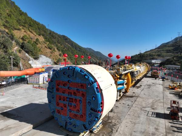 “蜀畅一号”隧道掘进机顺利步进西香高速盐源隧道