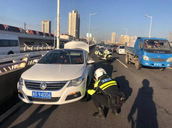 交警多次“出手”帮助故障车解困 交警多次“出手”帮助故障车解困