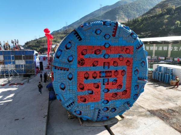 “蜀畅一号”隧道掘进机顺利步进西香高速盐源隧道