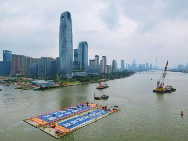 巨型内河沉管隧道在广州浮运出坞 巨型内河沉管隧道在广州浮运出坞