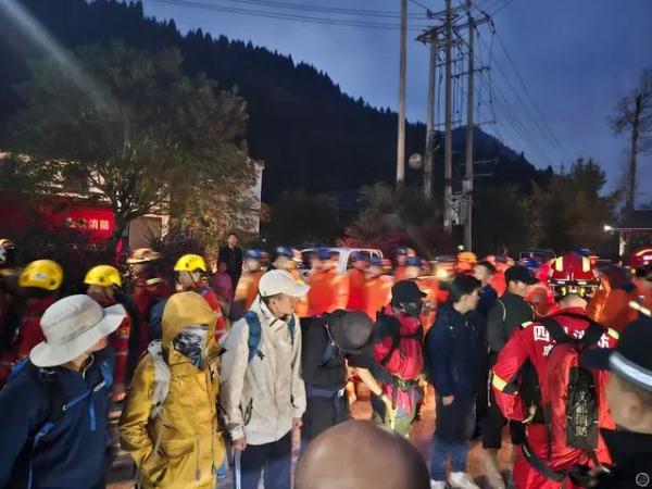 四川九峰山多名驴友被困?森林消防:8人已找到、1人滚落山底失联 四川九峰山多名驴友被困?森林消防:8人已找到、1人滚落山底失联