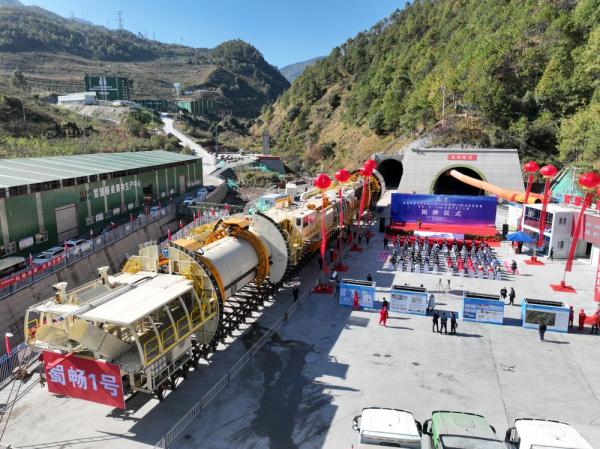 “蜀畅一号”隧道掘进机顺利步进西香高速盐源隧道