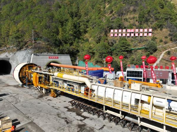 “蜀畅一号”隧道掘进机顺利步进西香高速盐源隧道