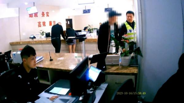 自投罗网!涉诈网逃人员去派出所办证被当场抓获 自投罗网!涉诈网逃人员去派出所办证被当场抓获