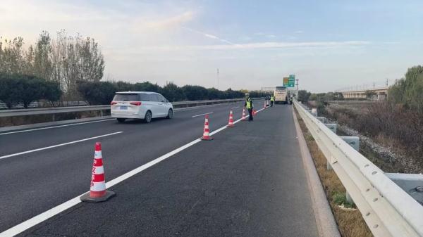 交警多次“出手”帮助故障车解困 交警多次“出手”帮助故障车解困