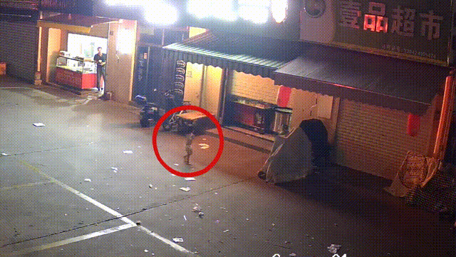 凌晨3点浙江街头，2岁女孩光着身子蹲地大哭！下一幕冲上热搜