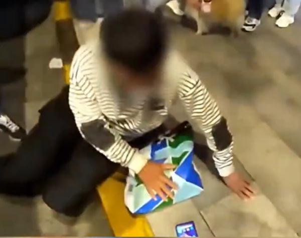 男子骑车闯红灯被判全责，当街耍无赖！交警：男人敢作敢当