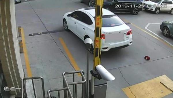 “男子碾死躺道闸杆下老人”案二审维持原判 法院：意外事件 不构成犯罪