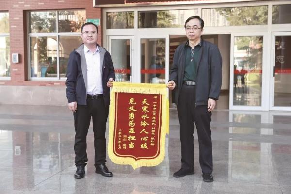 跳湖救人的大叔找到了!网友盛赞:能教书育人也能舍身救人 跳湖救人的大叔找到了!网友盛赞:能教书育人也能舍身救人