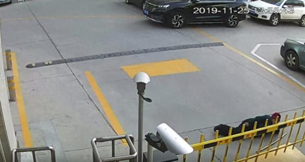 男子碾死躺在闸杆下老人，二审宣判：无罪