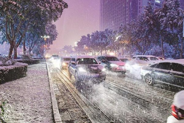 这里雪很大！原来有人工增雪！