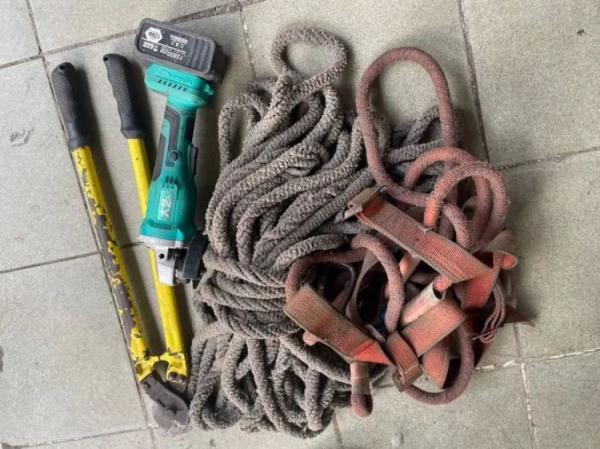 揪心!佛山一地突发火灾,女子抱宝宝被困防盗窗,危急时刻…… 揪心!佛山一地突发火灾,女子抱宝宝被困防盗窗,危急时刻……