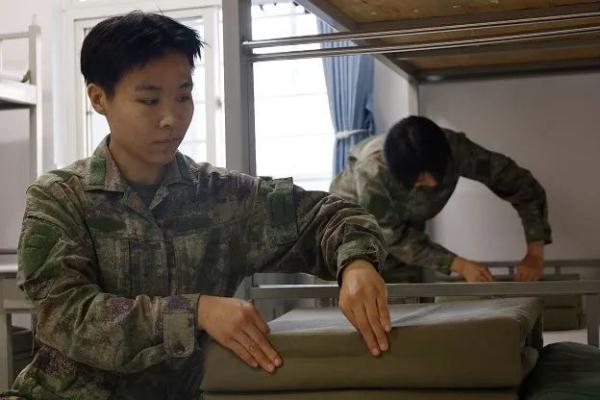 从北大、人大入伍的她们，在军营携手并进