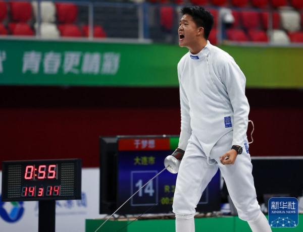 学青会丨黄宇轩获男子重剑个人金牌 学青会丨黄宇轩获男子重剑个人金牌