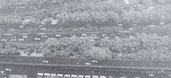 西安迎来今冬首场降雪 西安迎来今冬首场降雪