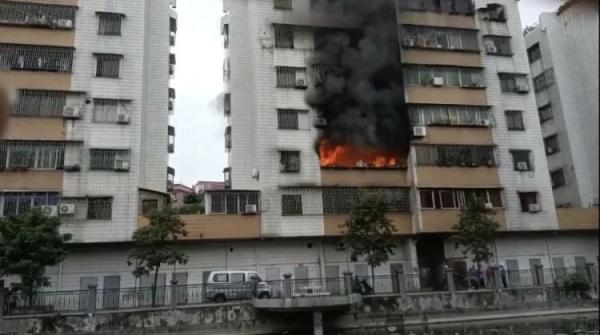 揪心!佛山一地突发火灾,女子抱宝宝被困防盗窗,危急时刻…… 揪心!佛山一地突发火灾,女子抱宝宝被困防盗窗,危急时刻……