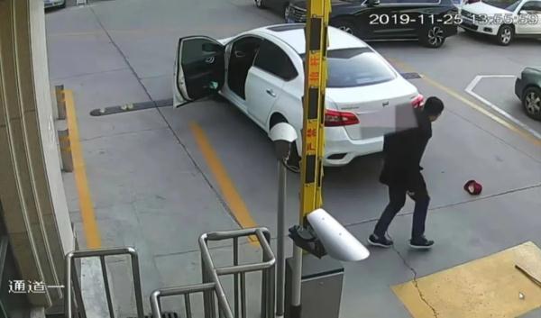 男子碾死躺在闸杆下老人，二审宣判：无罪