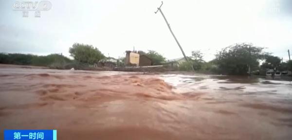 洪灾来袭,索马里首都被淹,大片民宅泡在水中…… 洪灾来袭,索马里首都被淹,大片民宅泡在水中……