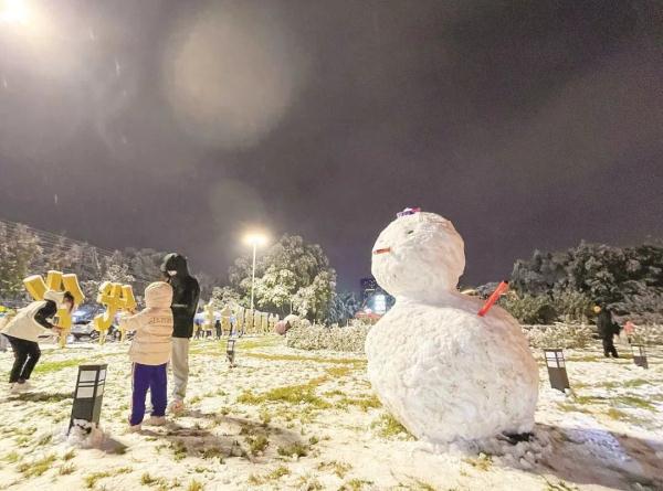 这里雪很大！原来有人工增雪！