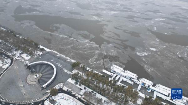 松花江哈尔滨段江面结冰 松花江哈尔滨段江面结冰