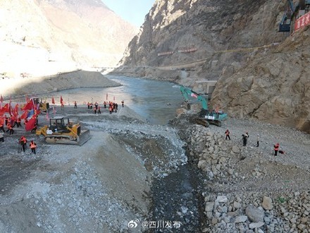 金沙江上游最大水电站旭龙水电站大江截流 金沙江上游最大水电站旭龙水电站大江截流