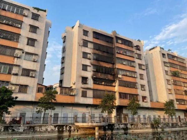 揪心!佛山一地突发火灾,女子抱宝宝被困防盗窗,危急时刻…… 揪心!佛山一地突发火灾,女子抱宝宝被困防盗窗,危急时刻……