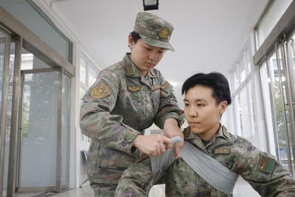 从北大、人大入伍的她们，在军营携手并进