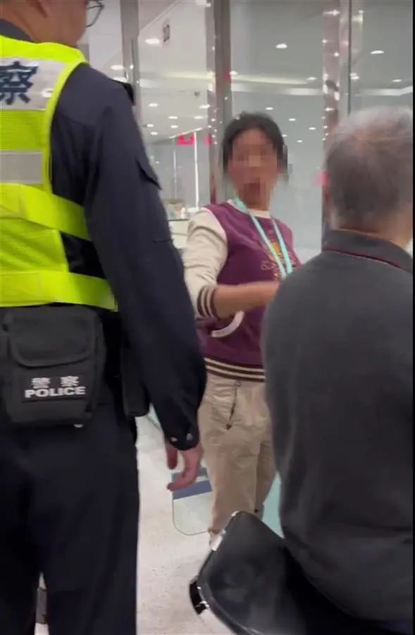 一老人欲将房子过户给保姆，工作人员报警，后续来了！