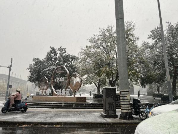 西安迎来今冬首场降雪 西安迎来今冬首场降雪