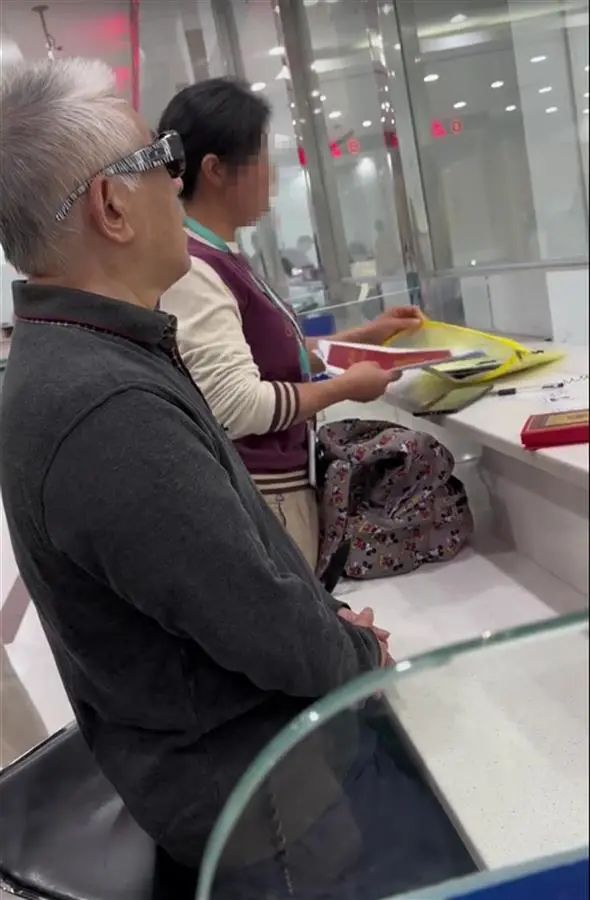 一老人欲将房子过户给保姆，工作人员报警，后续来了！