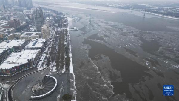 松花江哈尔滨段江面结冰 松花江哈尔滨段江面结冰