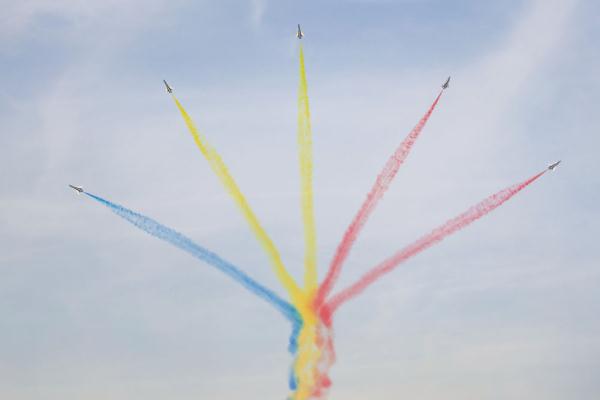 空军八一飞行表演队进行迪拜航空展适应性训练