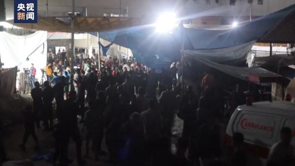 刚出生几个小时，家人就带他踏上逃亡之路