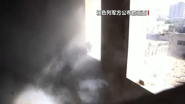 刚出生几个小时，家人就带他踏上逃亡之路