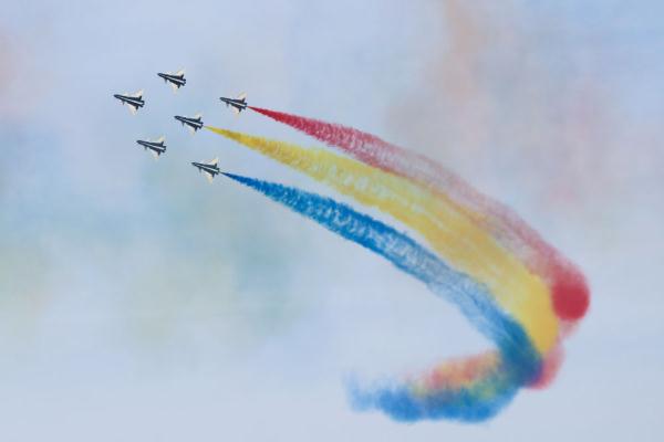 空军八一飞行表演队进行迪拜航空展适应性训练