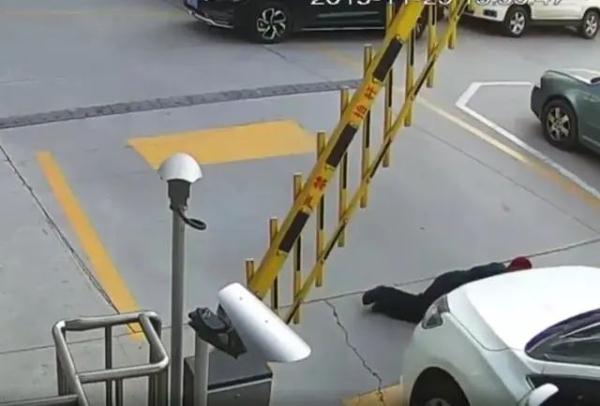 男子意外碾死躺在闸杆下老人，法院判了