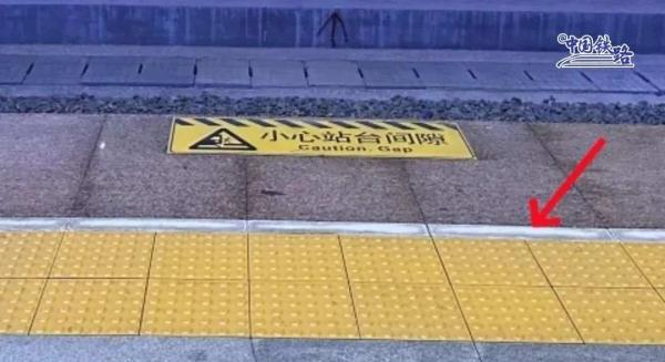 别眨眼，智能复兴号过站！网友：它怎么自带特效？