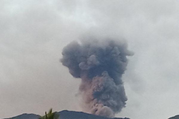 印尼杜科诺火山喷发 火山灰柱高度约800米