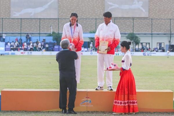 北京高三女孩学青运会跳高夺冠！