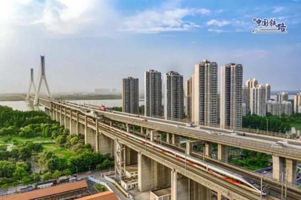 别眨眼，智能复兴号过站！网友：它怎么自带特效？