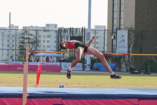 北京高三女孩学青运会跳高夺冠！