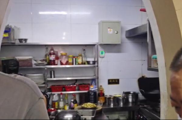 厦门岛内一网红餐馆被查！后厨大曝光……