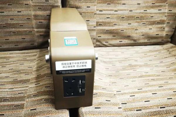 别眨眼，智能复兴号过站！网友：它怎么自带特效？