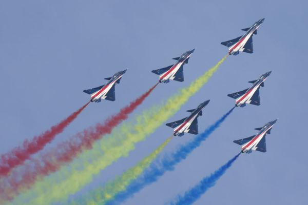 空军八一飞行表演队进行迪拜航空展适应性训练