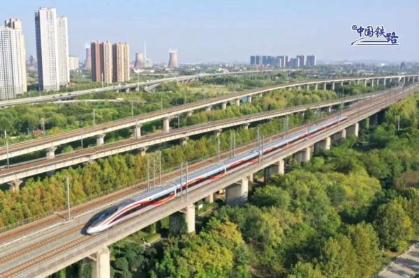 别眨眼，智能复兴号过站！网友：它怎么自带特效？