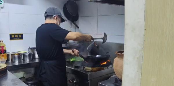 厦门岛内一网红餐馆被查！后厨大曝光……