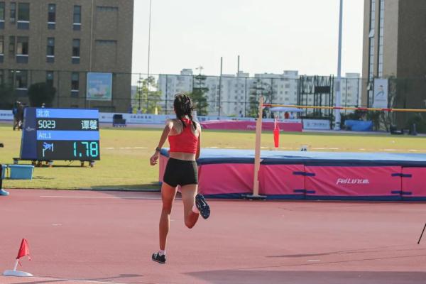 北京高三女孩学青运会跳高夺冠！