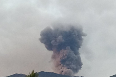印尼杜科诺火山喷发 火山灰柱高度约800米 印尼杜科诺火山喷发 火山灰柱高度约800米