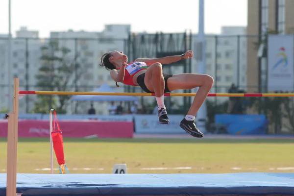 北京高三女孩学青运会跳高夺冠！