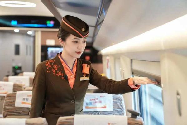 别眨眼，智能复兴号过站！网友：它怎么自带特效？